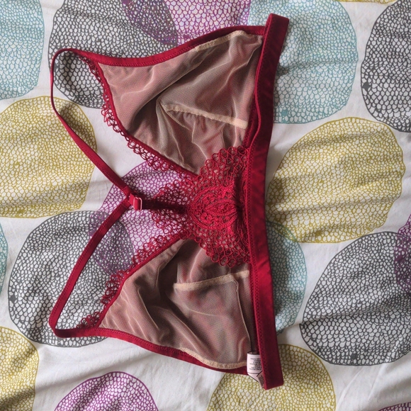 NWOT Victoria's Secret Lacy Red Bra - Picture 2 of 7